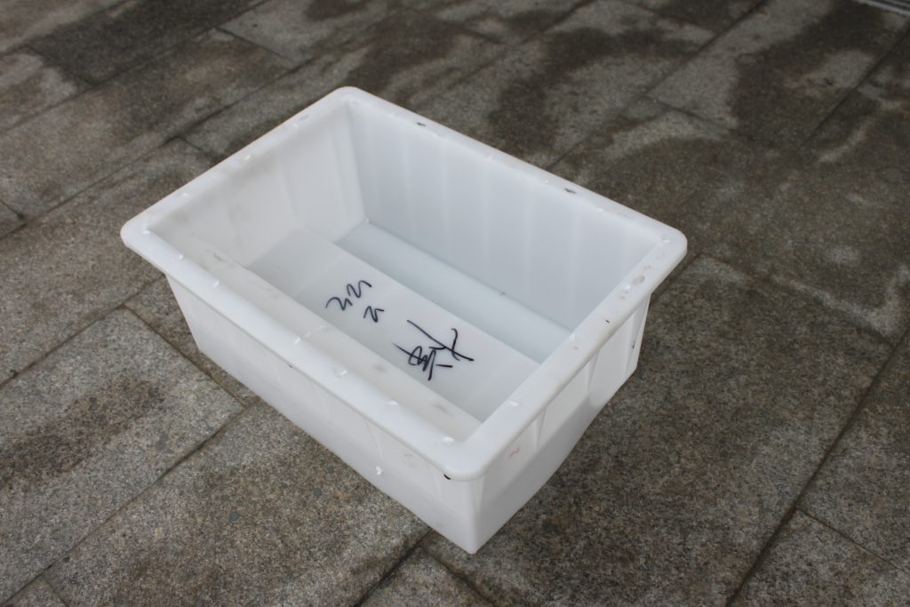 如何解決公路路沿石塑料模具在注塑過程開裂的問題？